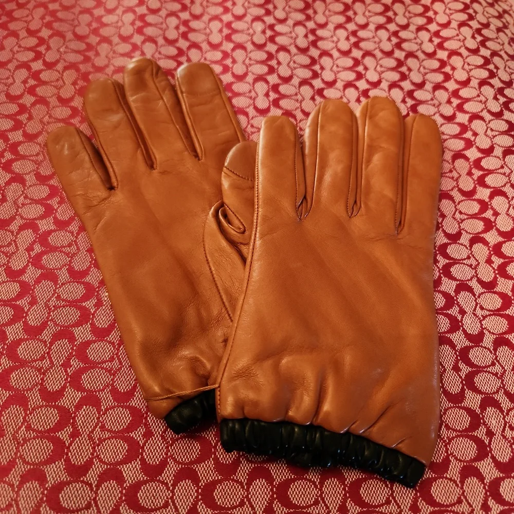 Coach Gloves - Picture 2 of 6